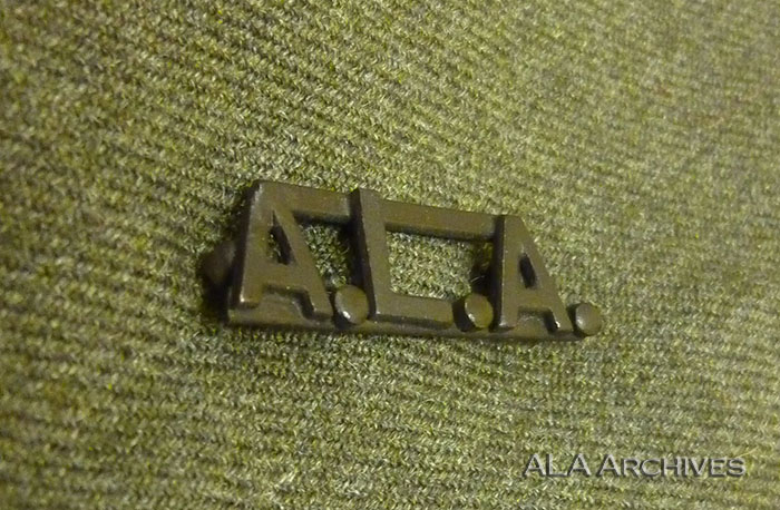 Original version of the pin, replaced by open-book style in 1918. 