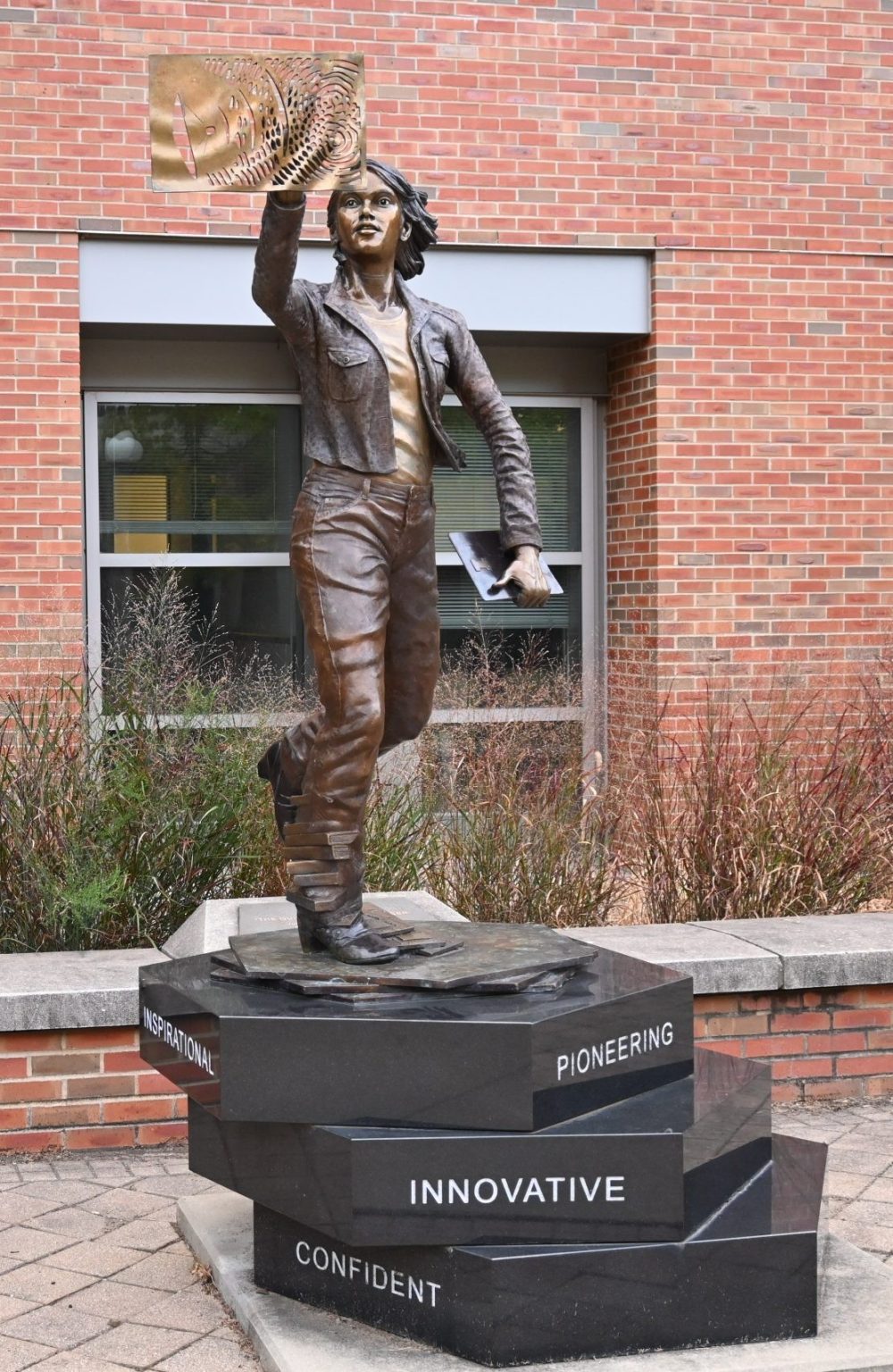 Engineering Quad Statues | Grainger Engineering Library Information ...
