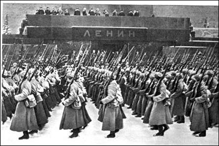 the picture from the Red Square of times of WWII